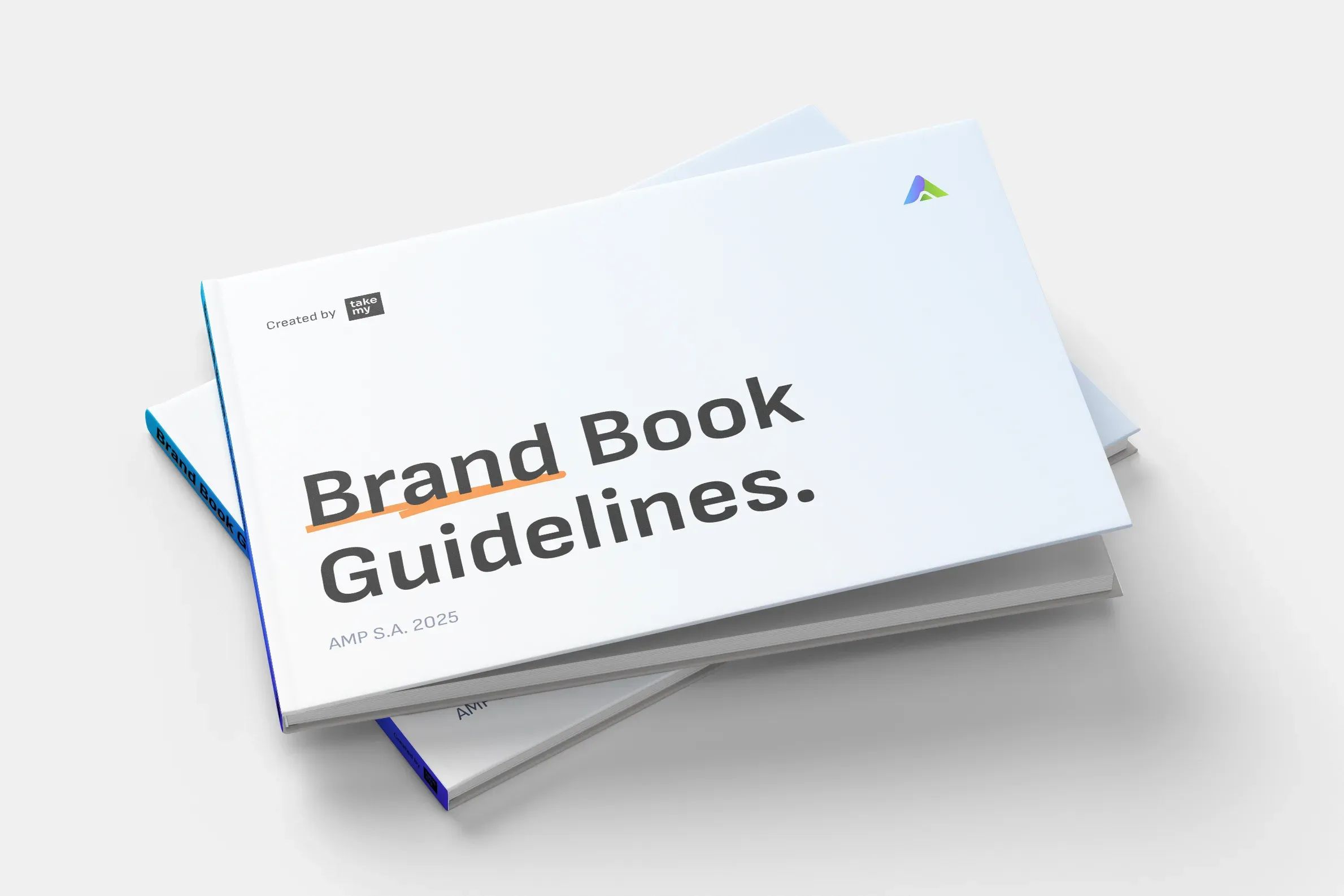 Dwa egzemplarze brandbooka jeden na drugim, okładka z napisem „Brand Book Guidelines” i sygnetem AMP w rogu.