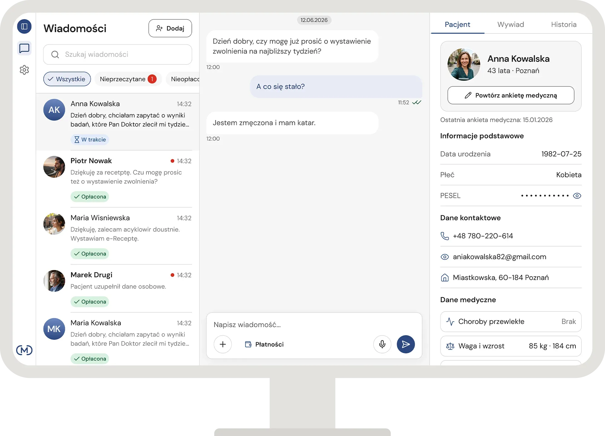 Widok webowy na monitorze: sidebar, lista chatów, treść rozmowy i panel danych pacjenta obok siebie