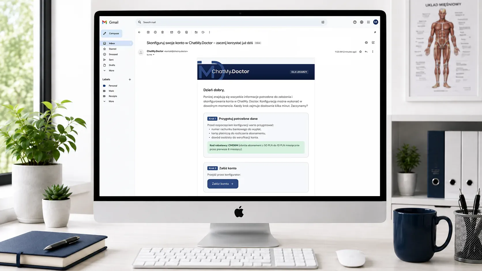 iMac na biurku ze skrzynką pocztową otwartą na mailingu powitalnym ChatMy.Doctor, z instrukcją konfiguracji konta i przyciskiem założenia konta